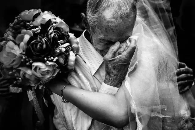 花了一个月工资拍婚纱照值得吗,拍一套婚纱照赚多少钱