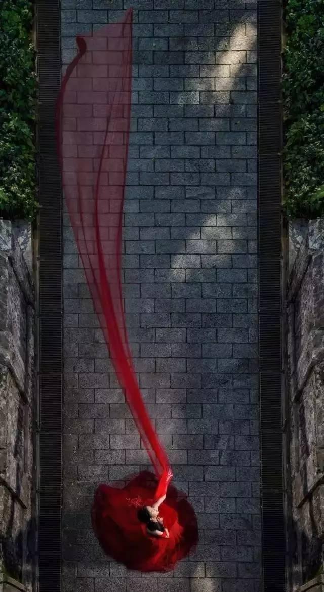 花了一个月工资拍婚纱照值得吗,拍一套婚纱照赚多少钱