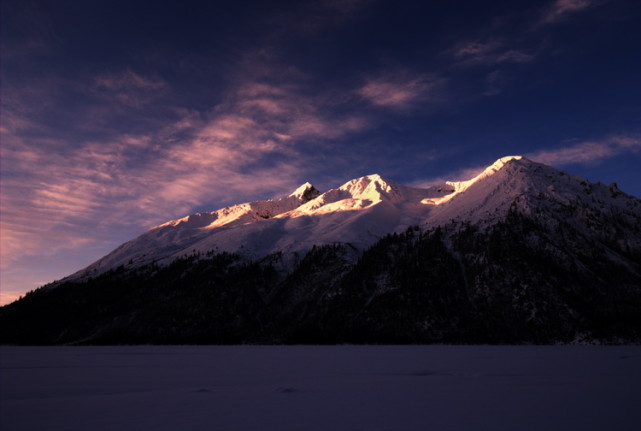 这座古村被雪山层层包围是冰川里的世外桃源