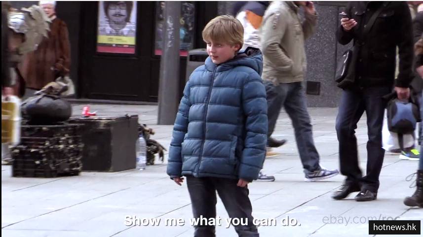 c罗在街上和小孩儿玩儿球,c罗扮流浪汉在大街上踢足球