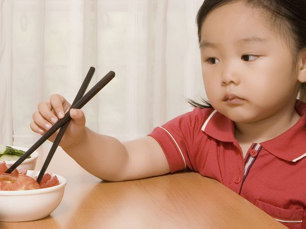 小孩子体质弱容易中暑怎么办,孩子吃不了热饭是什么原因