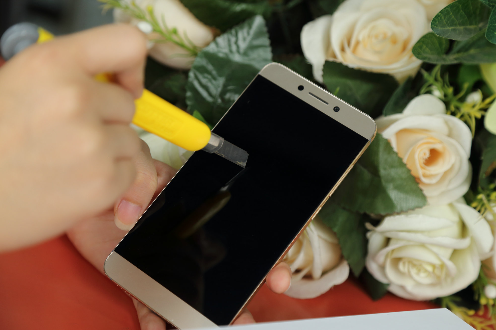 钢化膜是如何保护手机屏幕的,手机高端钢化膜能保护屏幕吗