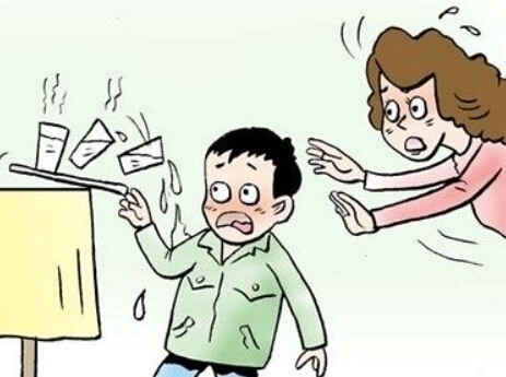 15岁孩子被开水烫伤,七岁女儿被父亲用滚烫的开水烫伤