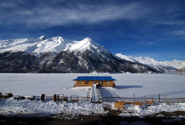 这座古村被雪山层层包围是冰川里的世外桃源