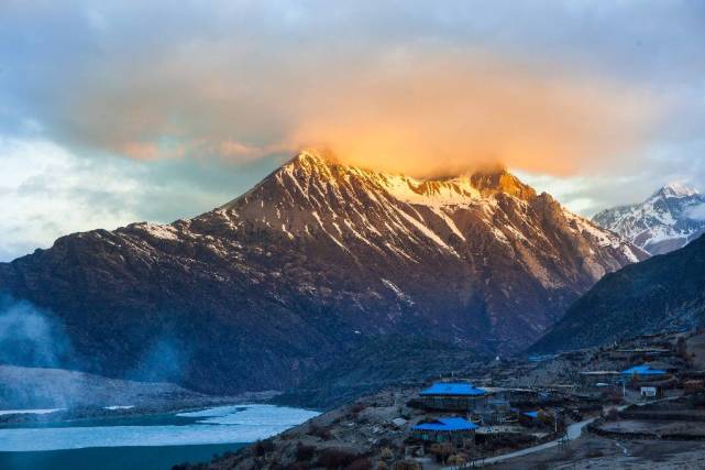 这座古村被雪山层层包围是冰川里的世外桃源
