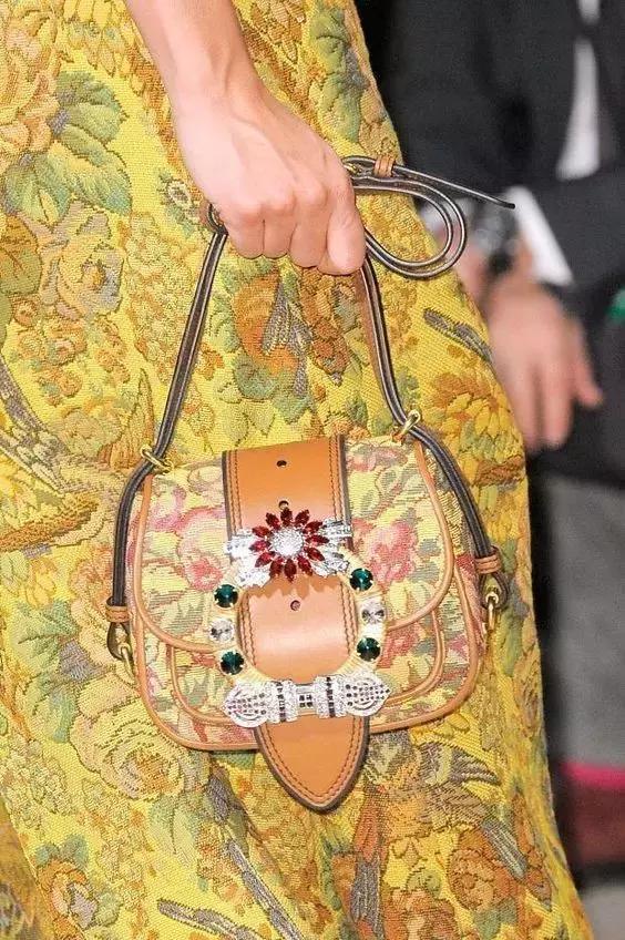 盘点火遍时尚圈的时髦单品,2016最难穿的单品