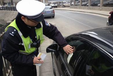 交警贴罚单10分钟怎么申诉免罚,交警贴罚单一年有几次免罚机会