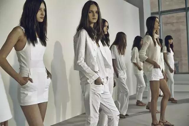 这个牌子的牛仔裤请给我来一打！