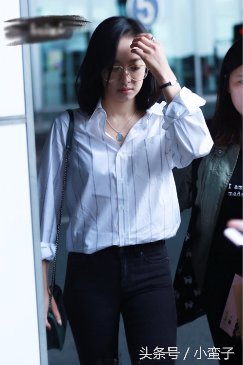 女星最新机场街拍 杨幂甩了郑爽N条街