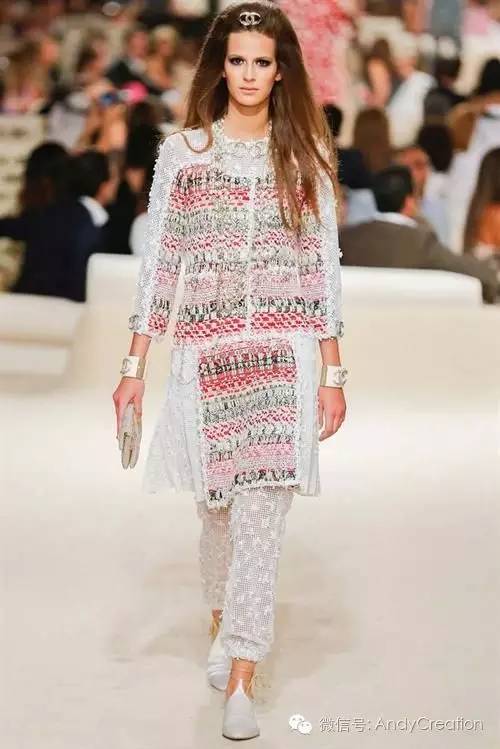 你们平时穿去洗澡的拖鞋，现在可潮了呢～