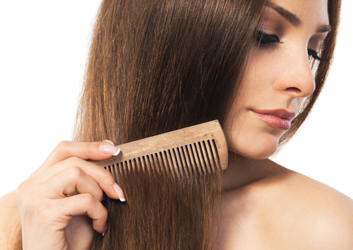 女性脱发脸长痘痘便秘是什么原因,女性脂溢性皮炎脱发有救