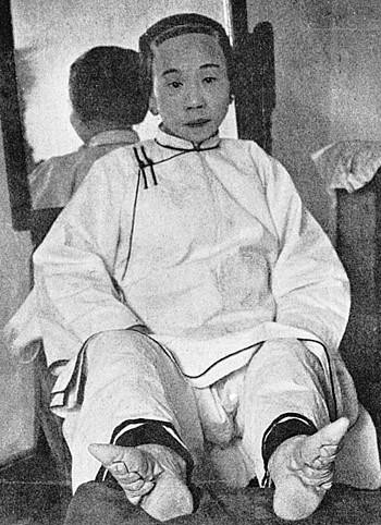 古代的缠足对女性的摧残有多大？为何古代男人们喜欢‘三寸金莲’