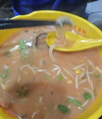 一夜之间这家渔粉店备受瞩目，不追究为什么还真睡不着！