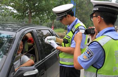 交警贴罚单10分钟怎么申诉免罚,交警贴罚单一年有几次免罚机会