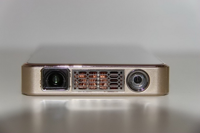 花椒女主播也爱神画小媚AR投影电视，难怪网友都要买买买