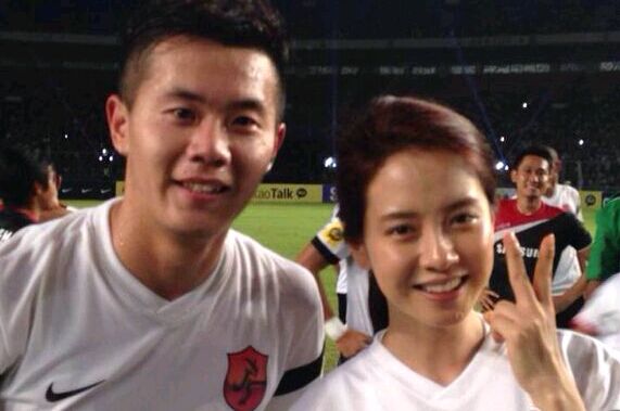 国足老婆哪一个不是大美女，从今天起培养孩子踢球吧