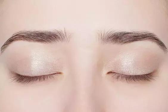 彩妆届又出一波液体眼影,据说霓虹国的妹子已经到了拼人品去抢