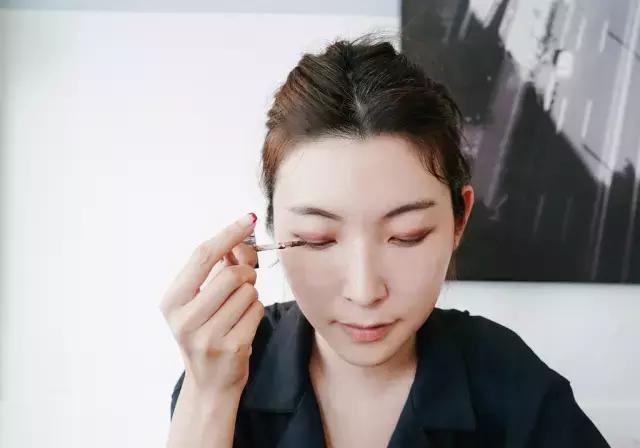 彩妆届又出一波液体眼影,据说霓虹国的妹子已经到了拼人品去抢