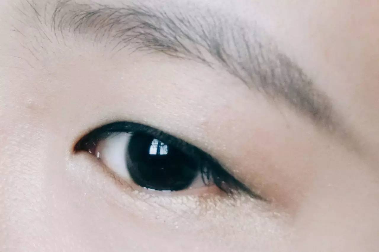 单眼皮画眼影最简单方法,单眼皮适合画眼影吗