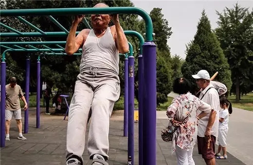 高手在民间大爷玩健身器材,民间健身器材达人