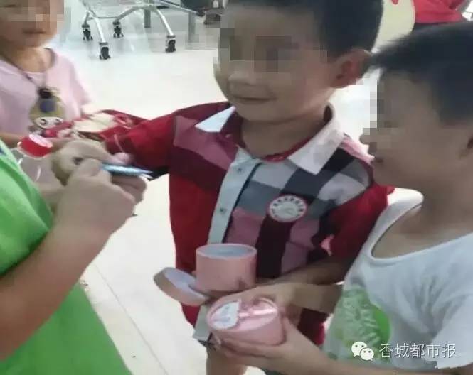 这是闹哪样？七夕，咸宁一楼盘竟给小孩送避孕套！