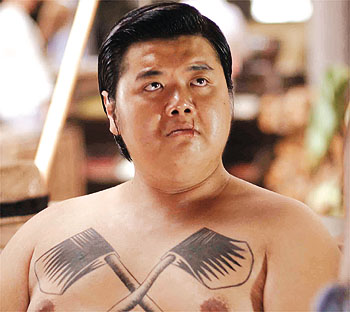 他是周星驰一手发掘的谐星，刘德华曾投资他拍戏，编剧导演都玩转