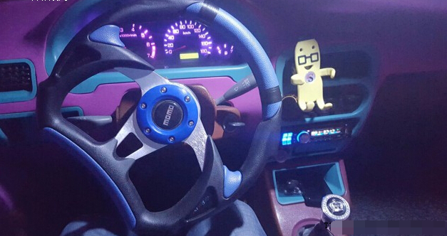 这可能是史上最艳丽的夏利，车主的心是粉嫩的