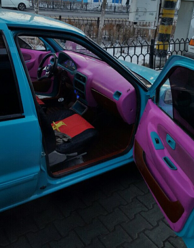 这可能是史上最艳丽的夏利，车主的心是粉嫩的