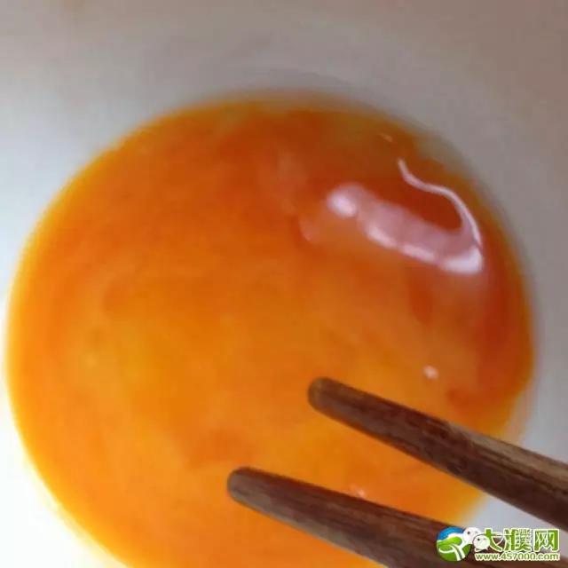 濮阳一商超现假鸡蛋,煮熟之后蛋黄似胶质,看你遇到过吗?