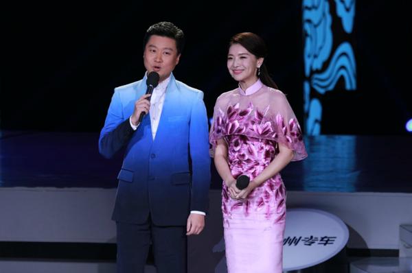 80年代央视春晚主持服装,24年春晚主持人服装