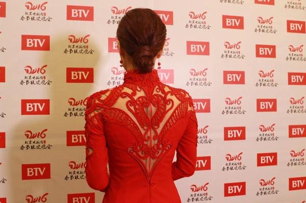 80年代央视春晚主持服装,24年春晚主持人服装