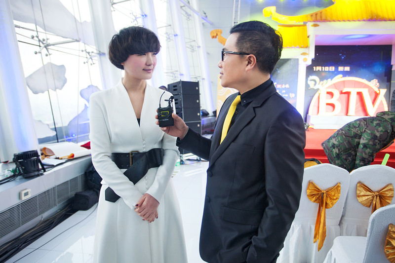 80年代央视春晚主持服装,24年春晚主持人服装