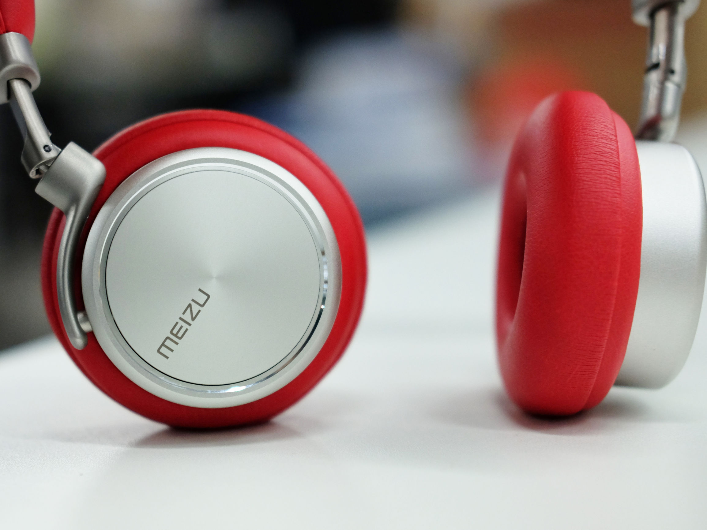 一款戴出门很拉风的头戴耳机！魅族HD50红色版上手体验！