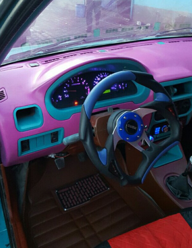 这可能是史上最艳丽的夏利，车主的心是粉嫩的