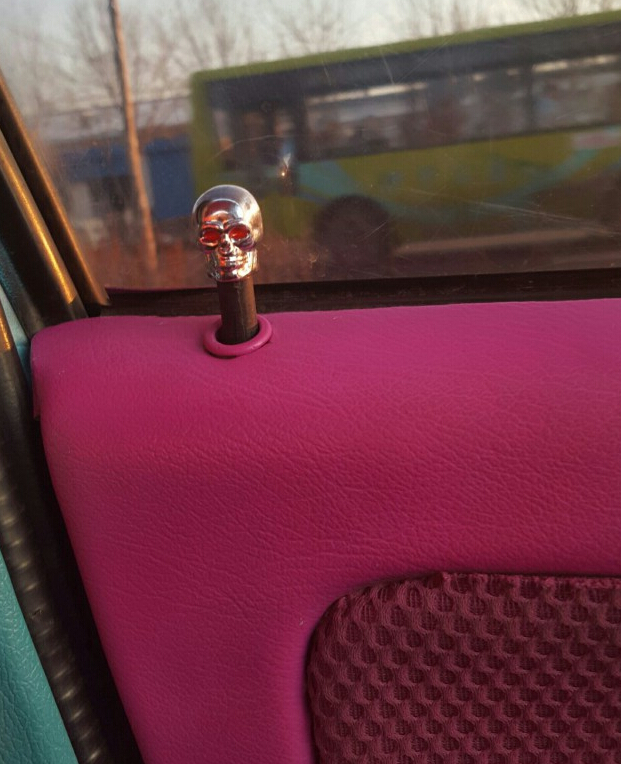 这可能是史上最艳丽的夏利，车主的心是粉嫩的