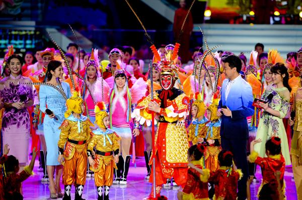 80年代央视春晚主持服装,24年春晚主持人服装