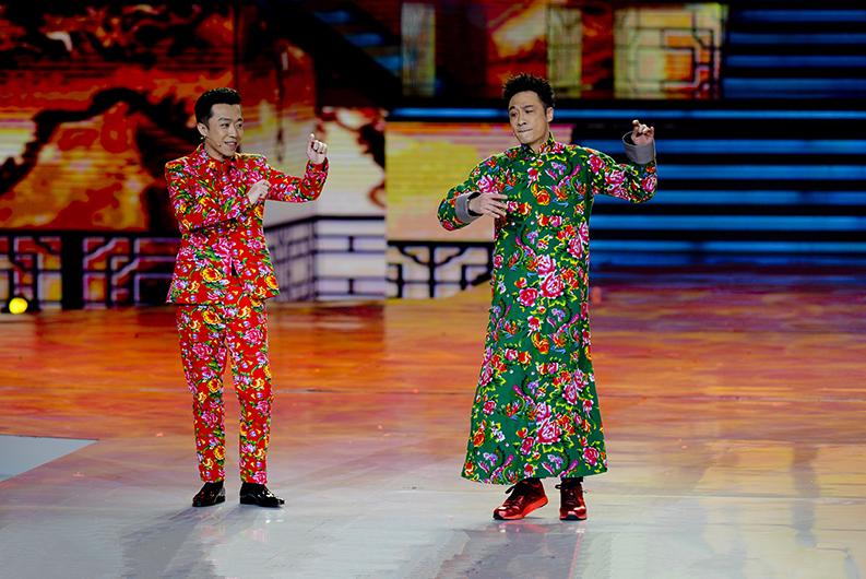 80年代央视春晚主持服装,24年春晚主持人服装