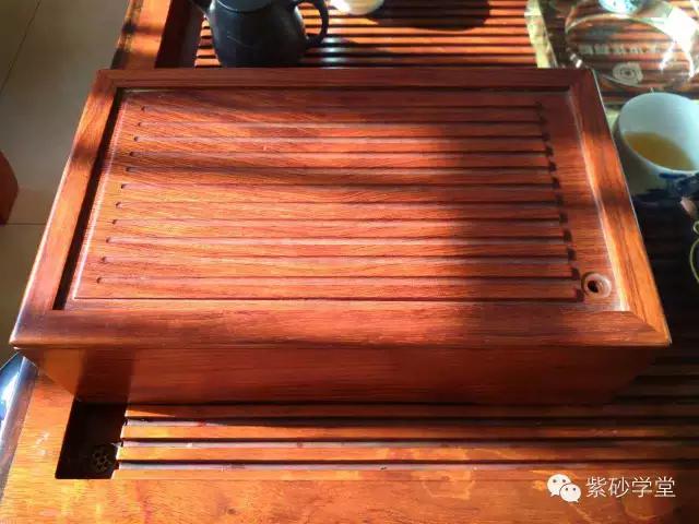 宽阔的茶盘上，与知己一起谈天论地