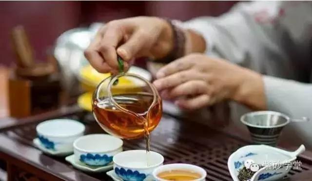 宽阔的茶盘上，与知己一起谈天论地