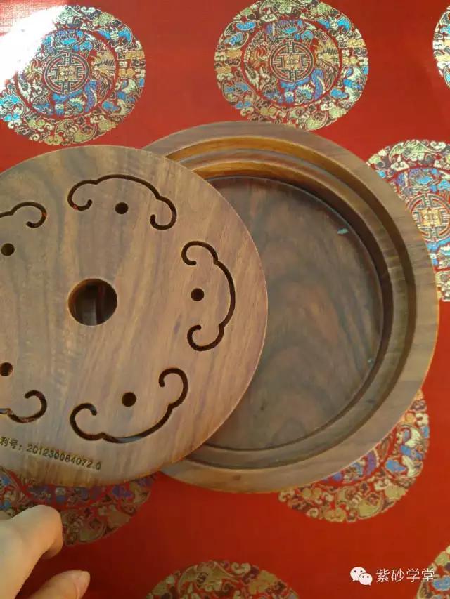 宽阔的茶盘上，与知己一起谈天论地