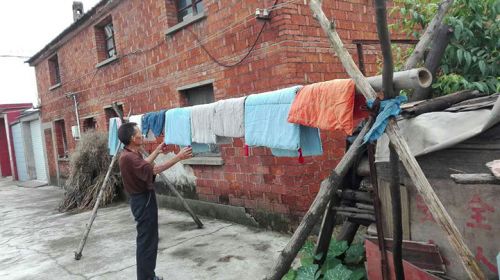 吕城好丈夫千余日夜守护“稻草人”妻子