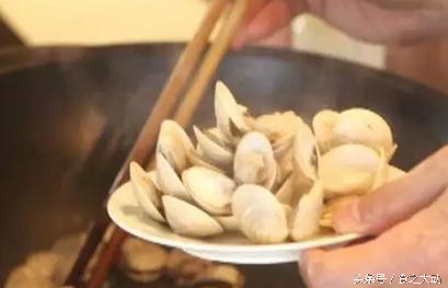 黑蒜炖鸡肉功效,黑椒杏鲍菇炒鸡腿肉