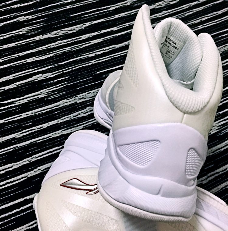 李宁超轻10球员版,李宁超轻11降价