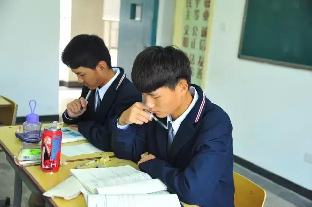 郑州哪些中学蓝色校服好看,郑州各中学校服