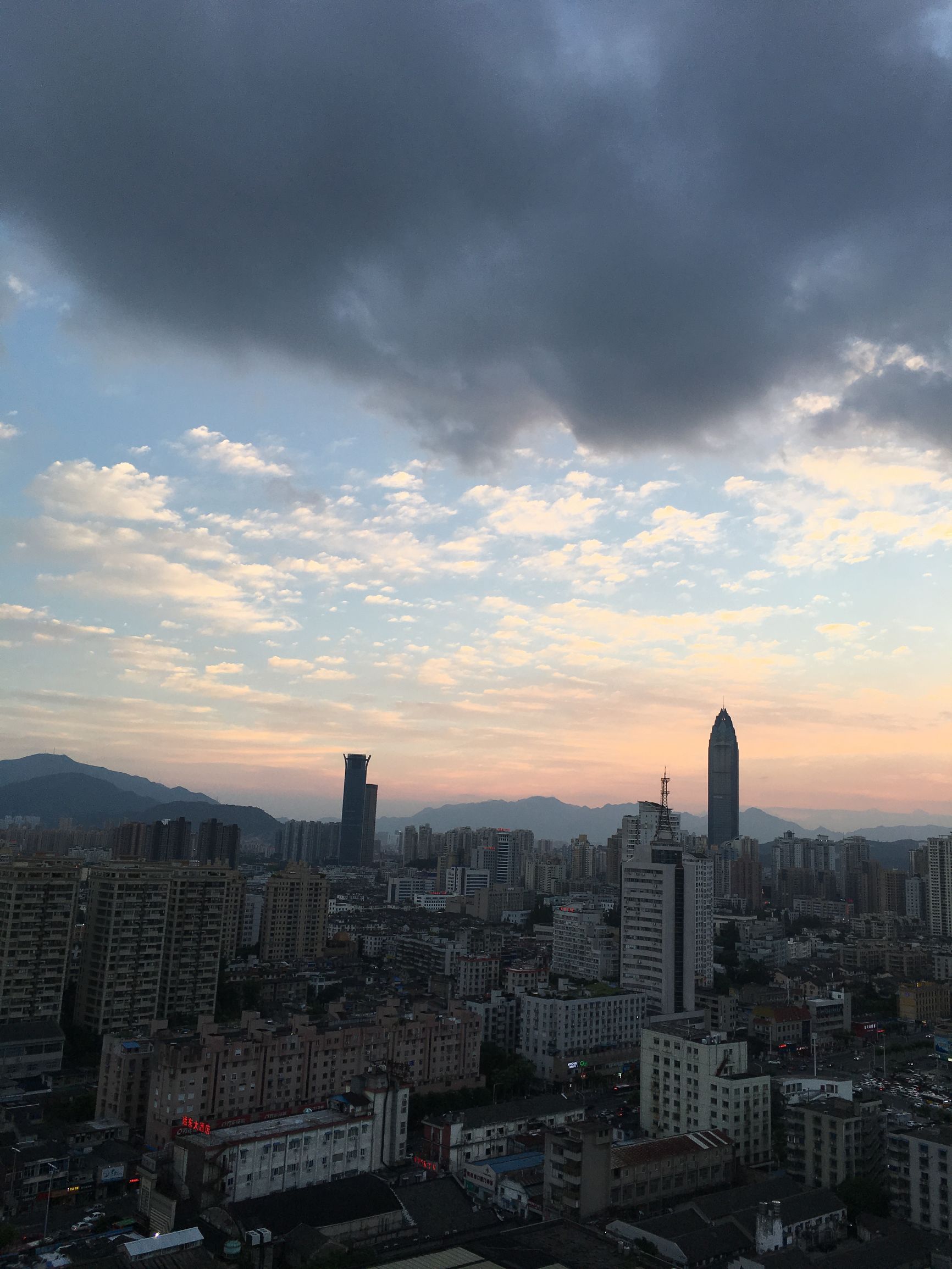 如果关在电梯里该怎么办,如果你被关在电梯怎么办