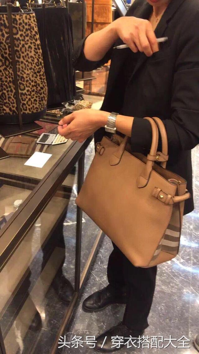 呀!终于知道代购多赚钱了,送给婆婆包的时候她说怎么不买lv