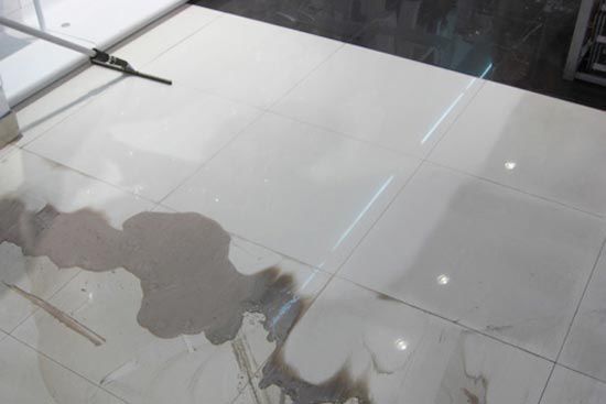 地砖被腐蚀了用什么可以打磨出来,地砖表面被酸腐蚀了如何修复