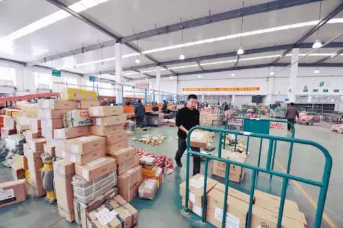 从跑运输到拥有物流公司，他的秘诀是读懂这两大政策