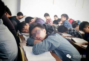 扬州一大学生沉迷网络,一周后网吧找到他,已患上精神病