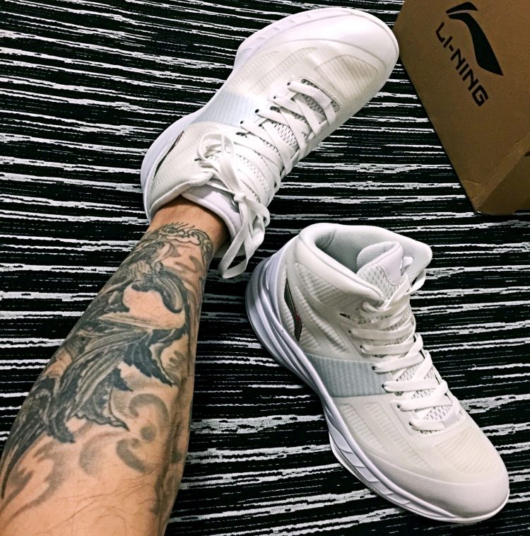 李宁超轻10球员版,李宁超轻11降价